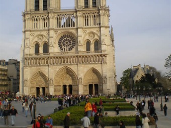 Se manifiestan franceses contra expulsiones masivas de gitanos