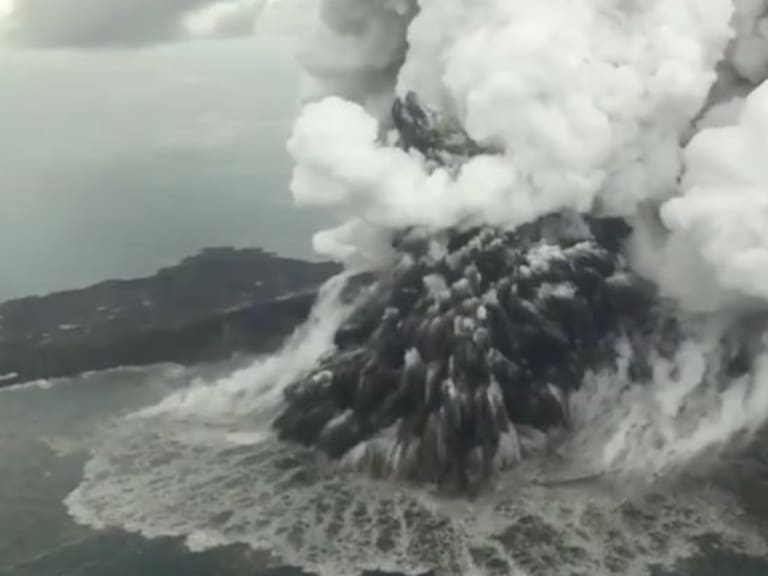 Video del volcán Anak Krakatoa que ocasionó el Tsunami en Indonesia