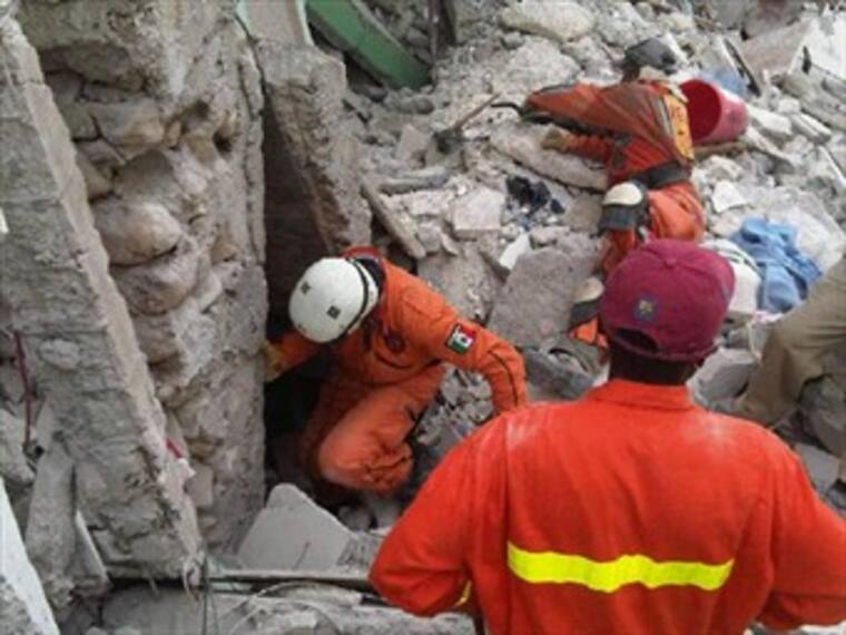 Rescatistas mexicanos salvan a 16 personas en Haití