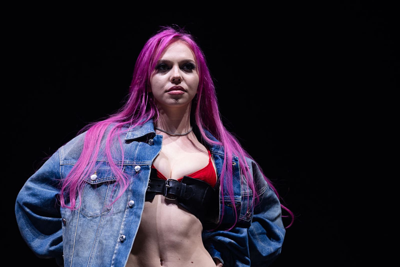 Quién es ADÉLA? La nueva artista que promete ser mejor que Taylor Swift y que con su álbum debut, lidera las listas de Spotify