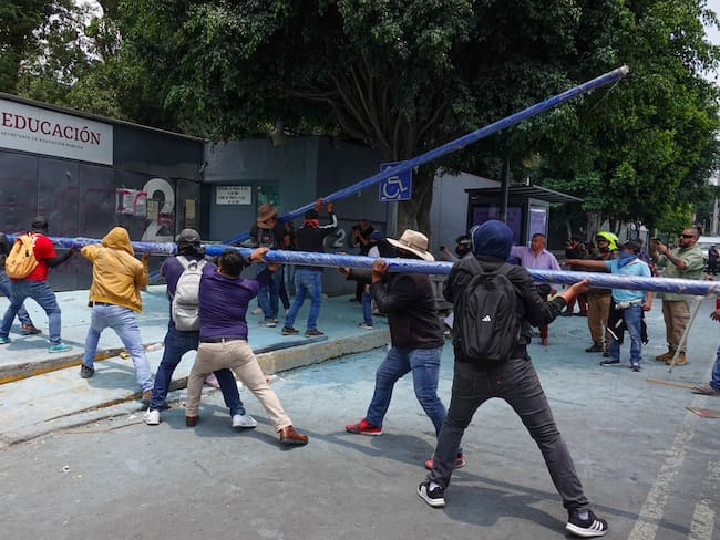 CNTE incendia las oficinas de la SEP; ¿Cuáles son las demandas de los maestros?