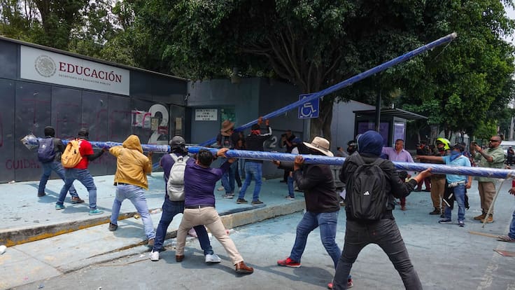 CNTE incendia las oficinas de la SEP; ¿Cuáles son las demandas de los maestros?