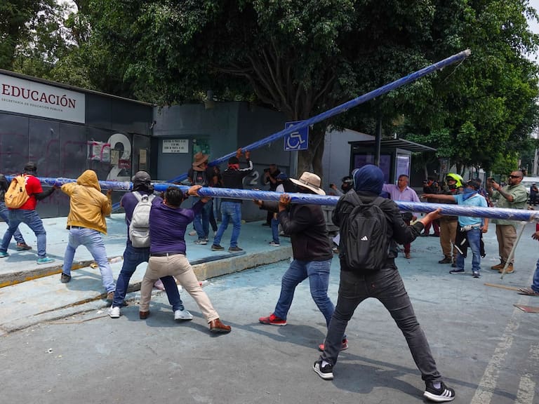 Integrantes de la CNTE irrumpieron el exterior de las oficinas de la Secretaria de Educación Pública (SEP), ubicadas sobre Avenida Universidad.