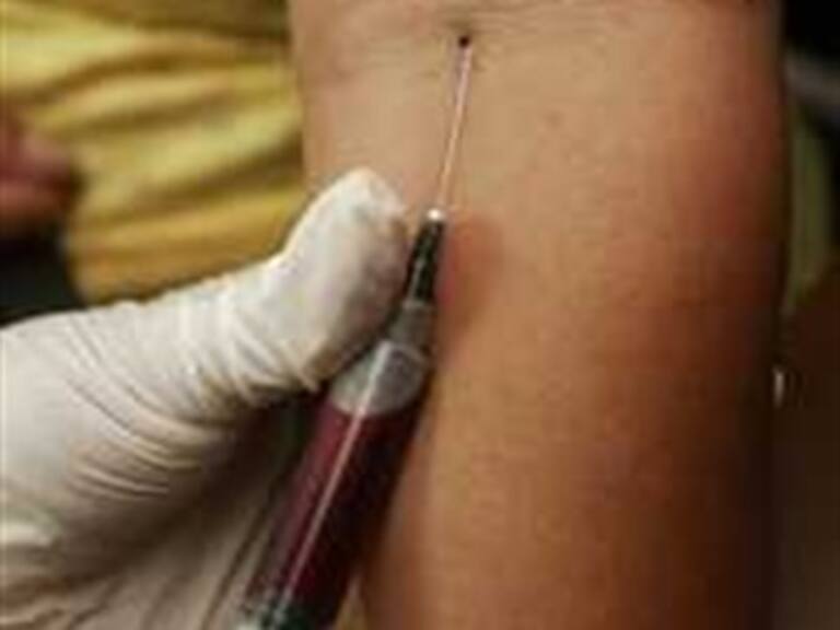 Investigan a maestra por extraer sangre a sus alumnos