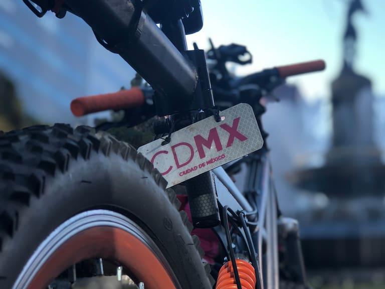 Los scooters y bicicletas eléctricas que quedan exentos del emplacamiento son aquellos que mantienen características de vehículos de baja velocidad y apoyo pedal.