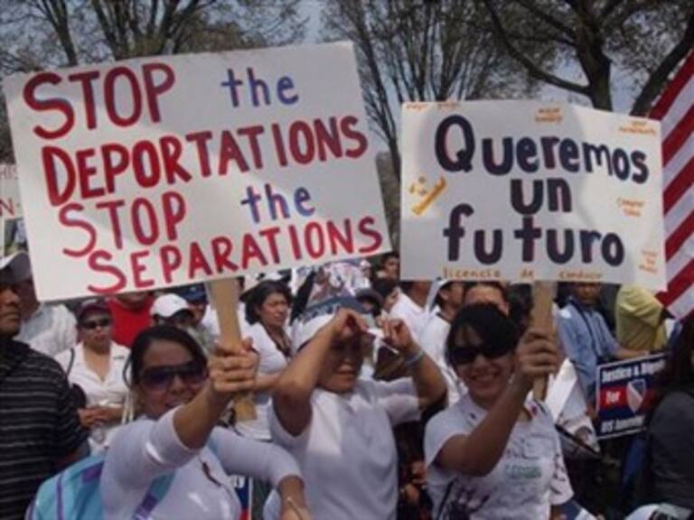 Marchan mexicanos en Chicago para exigir reforma migratoria