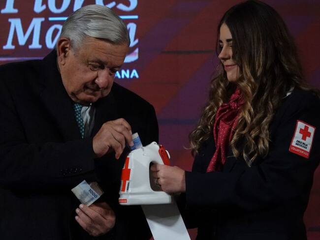 AMLO "se pone guapo" con Hidalgo y con Morelos y dona a la Cruz Roja