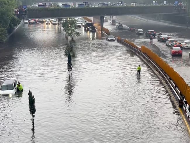 Circuito Interior cerrado por severa inundación, camiones de desasolve trabajan en la zona