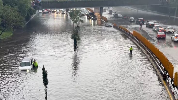 Circuito Interior cerrado por severa inundación, camiones de desasolve trabajan en la zona
