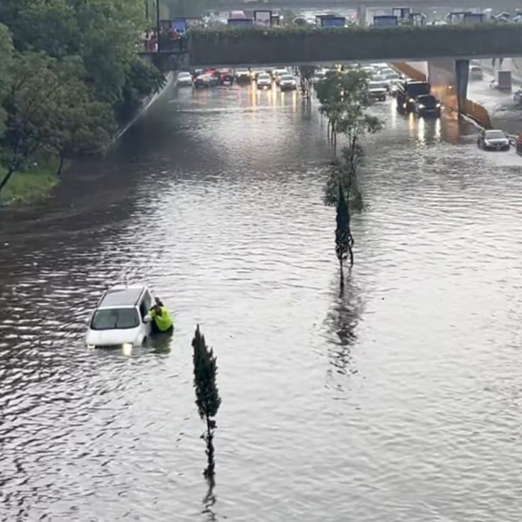 Circuito Interior cerrado por severa inundación, camiones de desasolve trabajan en la zona