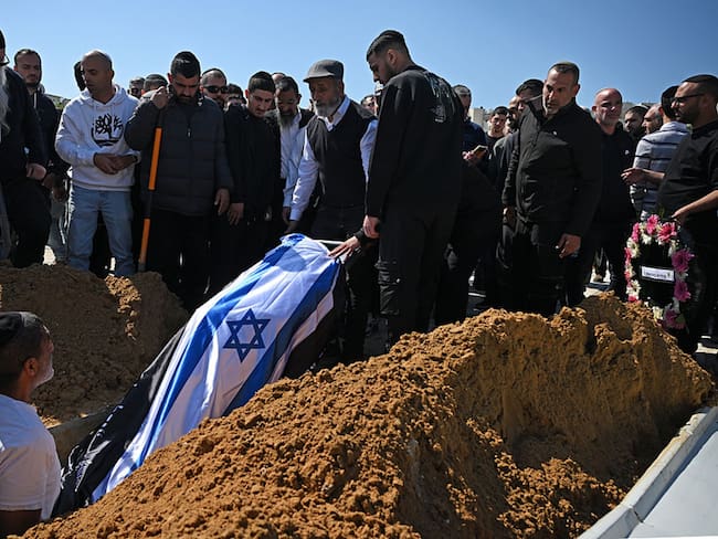 Las alertas por ataques aéreos de Irán contra Israel continúan, mientras entierran a sus muertos