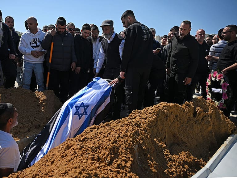 Este lunes Israel entierra a 8 de los 10 muertos tras bombardeos con Irán.