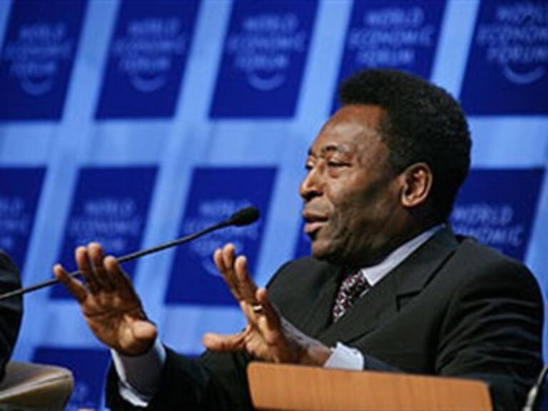 Hospitalizan a Pelé para ser operado