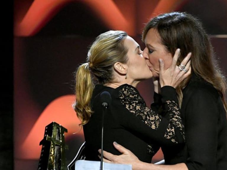 Kate Winslet besa a otra actriz en los Hollywood Film Awards