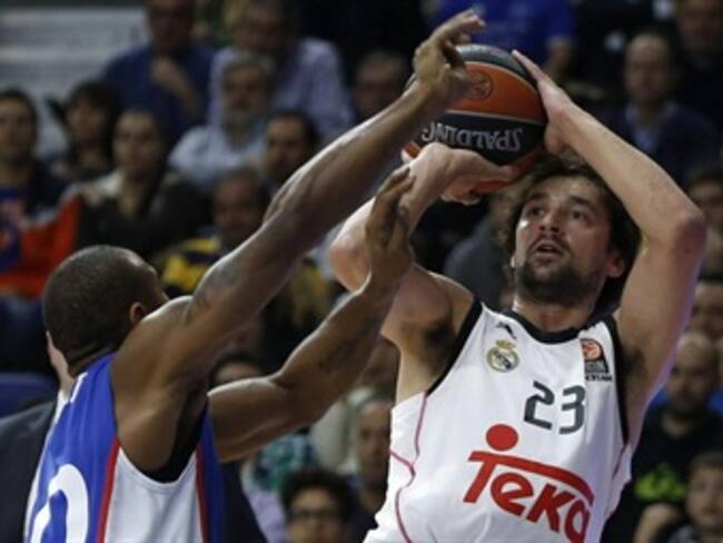 Gana el Madrid al Efes, acaba líder y coincidirá con el Barça