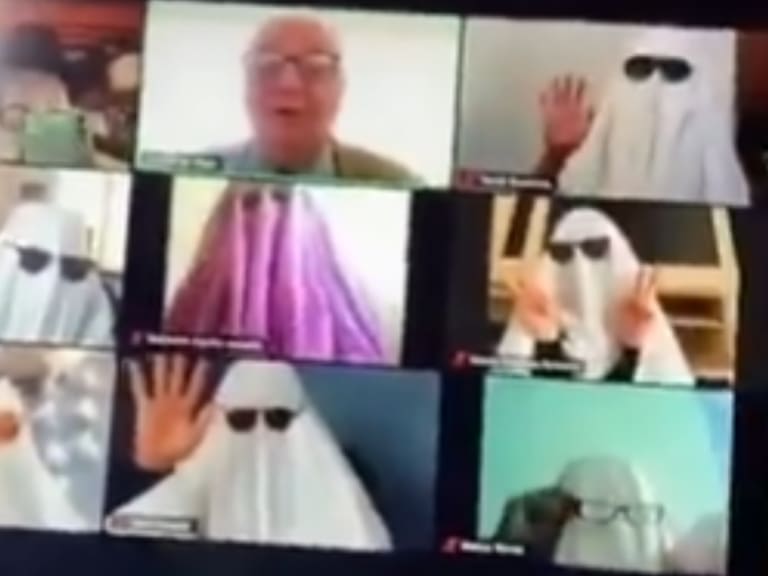 Alumnos asustan a profesor vestidos de fantasmas durante clase en línea