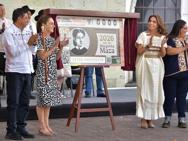 Devela la Presidenta Claudia Sheinbaum billete de Lotería que rinde homenaje a Margarita Maza