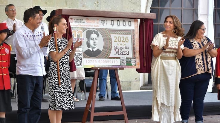 Devela la Presidenta Claudia Sheinbaum billete de Lotería que rinde homenaje a Margarita Maza