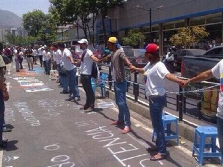 Se encadenan  estudiantes frente a oficinas del PNUD en Caracas