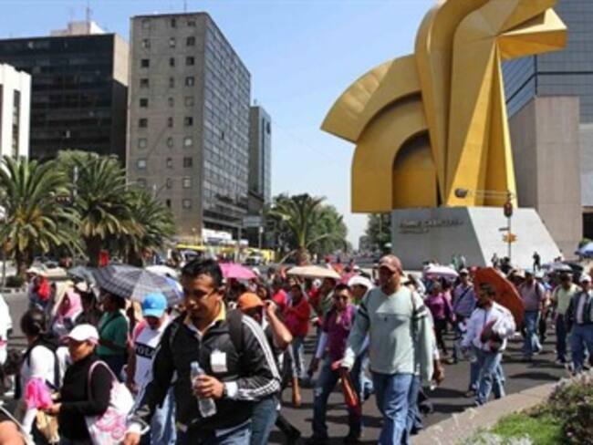 Marchan aficionados en apoyo al Cruz Azul en Paseo de la Reforma