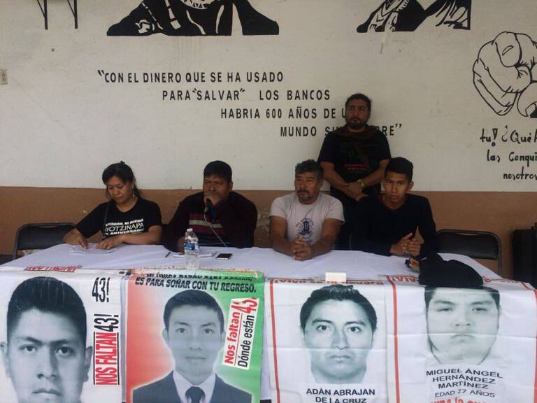 Padres de estudiantes desaparecidos en Ayotzinapa denuncian acoso
