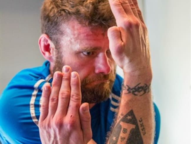 Fotógrafo capta a través de rostros el lado real de practicar yoga