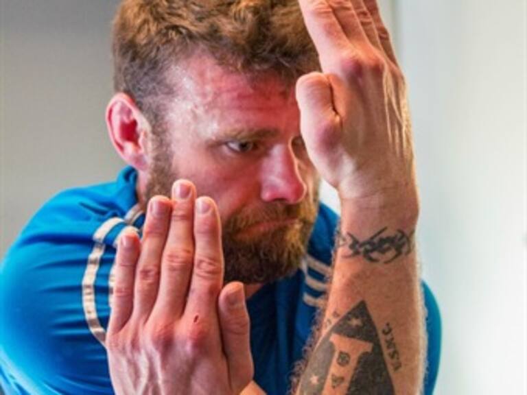 Fotógrafo capta a través de rostros el lado real de practicar yoga