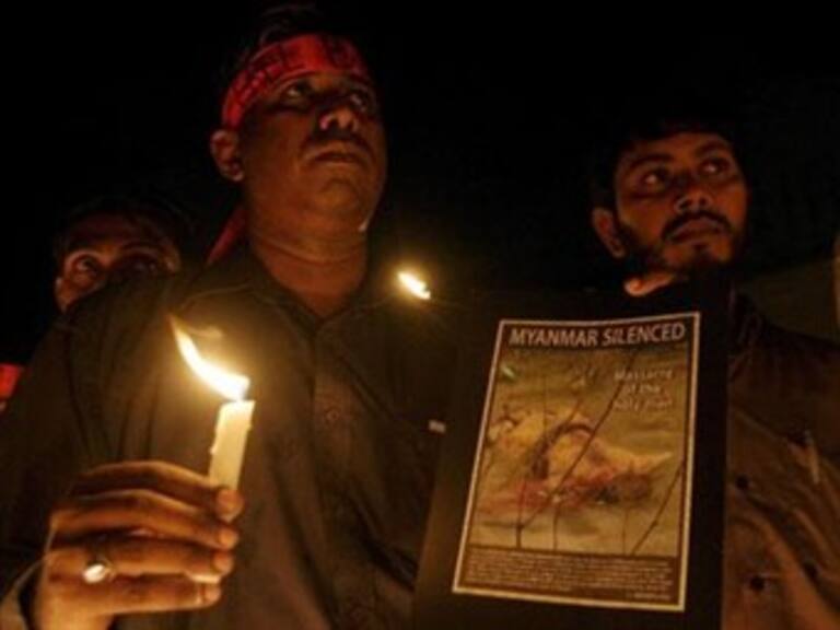 Vestidos de negro marchan opositores a Micheletti