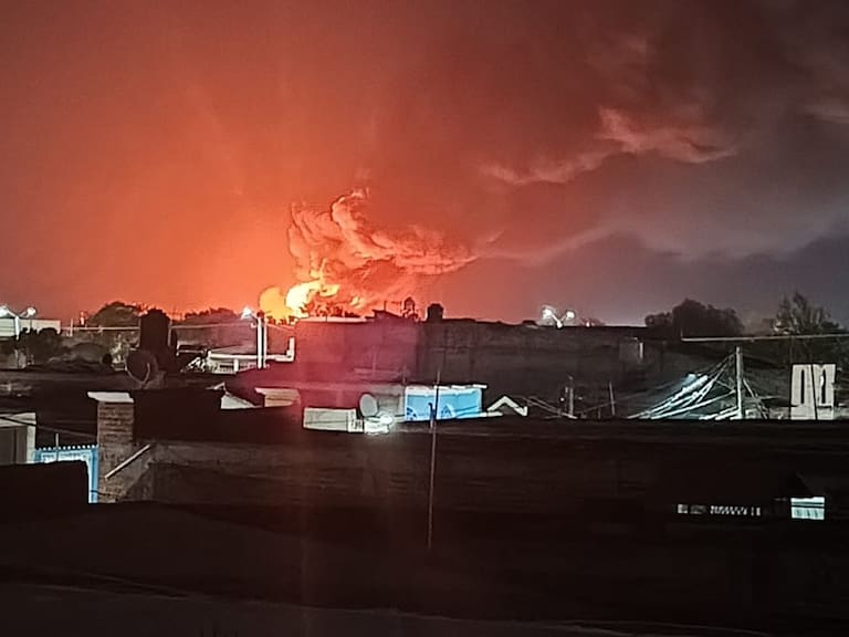 Estalla bodega de Huachicol en Villagrán, Guanajuato, bomberos trabahjan sin insumos.