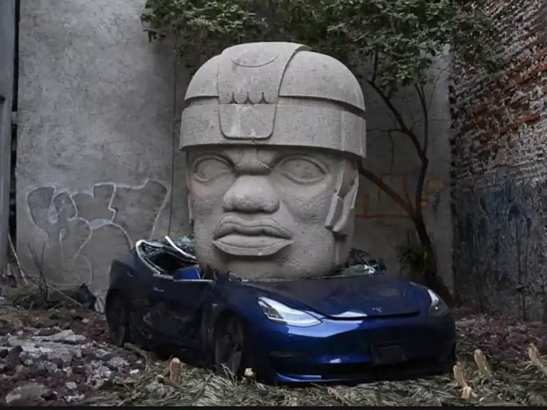 La verdad detrás de la Cabeza Olmeca que aplastó un Tesla en CDMX | FOTO