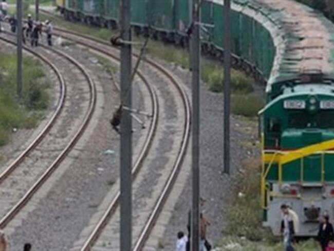 India: Mueren 13 personas al arrollar un tren a un jeep