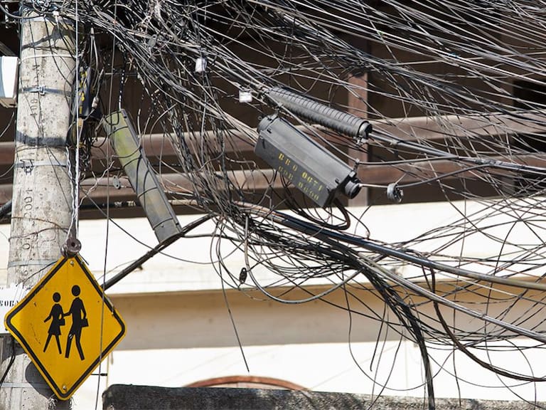 Cables colgantes son peligro de muerte en las calles