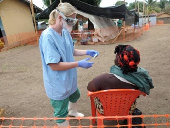 Lanza EU alerta para no viajar a países con ébola