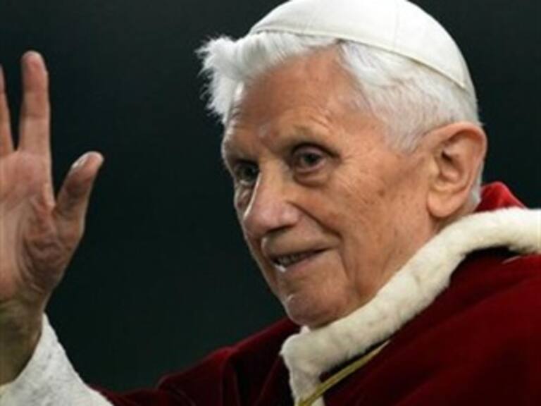Conspiraciones y &#039;vatileaks&#039; no explican renuncia del Papa: teólogo