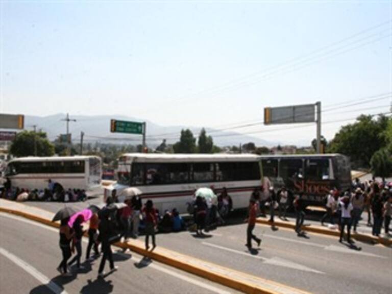 Secuestran normalistas camiones y toman caseta de cobro en Oaxaca