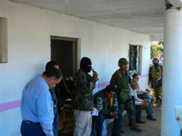 Cercan hombres armados alcaldía en Michoacán