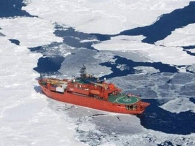 Logran buques atrapados en Antártida liberarse y navegar mar adentro