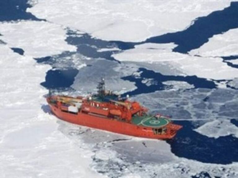 Logran buques atrapados en Antártida liberarse y navegar mar adentro