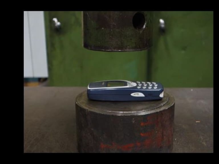 ¿El Nokia 3310 es indestructible? Ellos lo pusieron a prueba