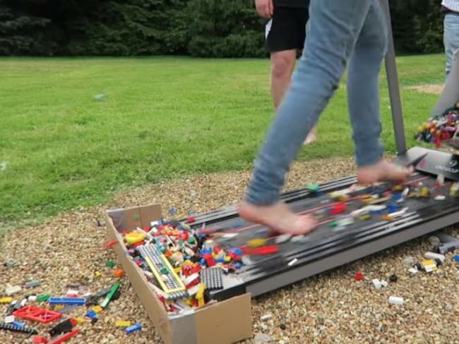 ¿Te atreverías a caminar descalzo sobre miles de piezas de LEGO?