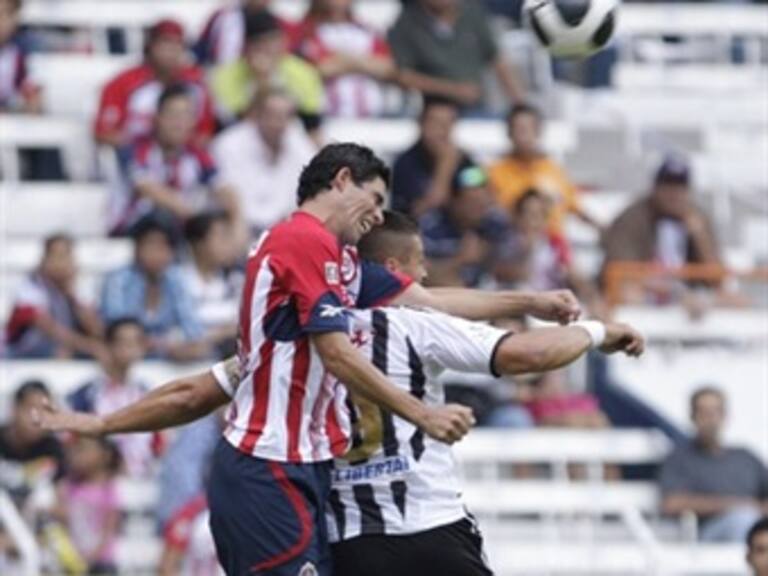 Disputan Chivas y Querétaro liderato general