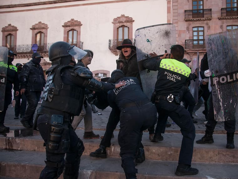 Movilizaciones del viernes terminaron con policías golpeando y deteniendo mujeres.