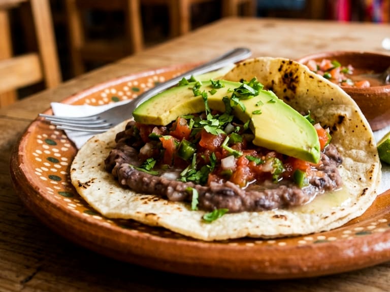 Un taco de frijoles bien preparado, con aguacate y salsa, es una proteína vegetal casi completa gracias a la combinación del maíz nixtamalizado y las leguminosas.