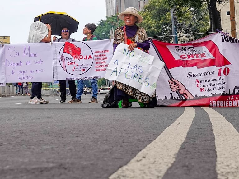 Maestros pertenecientes a la Coordinadora Nacional de Trabajadores de la Educación, bloquearon Avenida Universidad frente a las oficinas de la Secretaria de Educación Pública.
