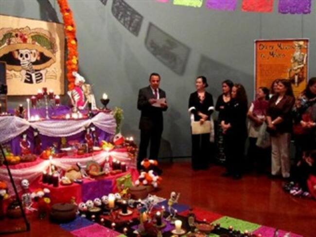 Dedican altares en Guatemala a Carlos Fuentes y Chavela Vargas