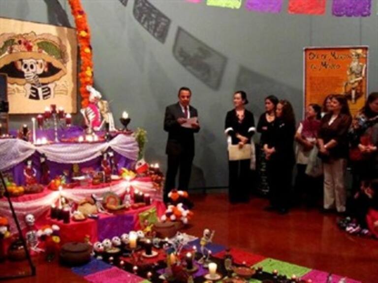 Dedican altares en Guatemala a Carlos Fuentes y Chavela Vargas