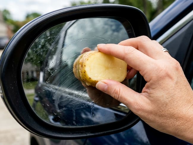 Frotar una papa cortada por la mitad sobre los espejos del auto: para qué se cree que funciona