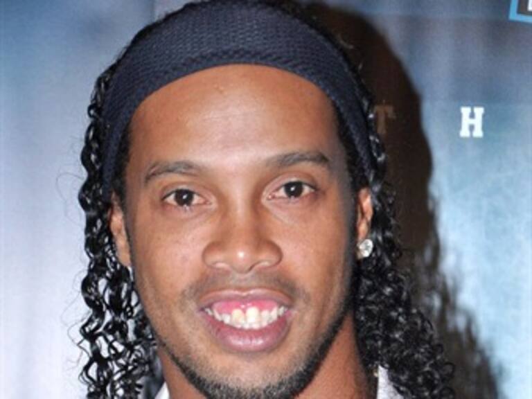 Busca Schalke 04 a Ronaldinho como refuerzo para 'Champions'