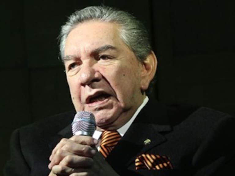 Marco Antonio Muñiz recibe ovación de pie en emotivo concierto