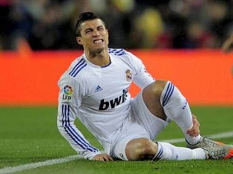 Juega Cristiano Ronaldo con molestias en la pierna